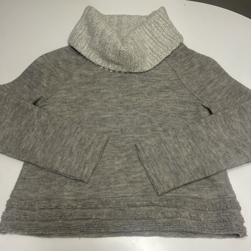 Womens sleeping on snow Anthropology cozy grey 100% wool turtleneck sweater smal